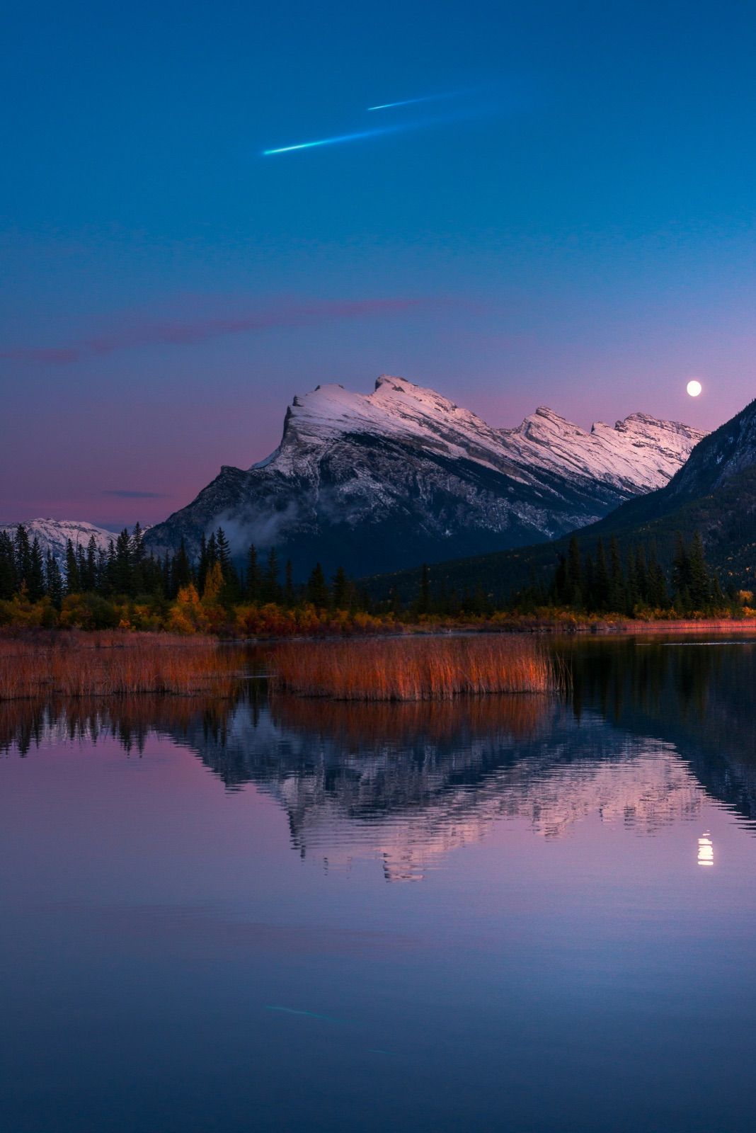 Shooting stars over Mount Rundle and Vermilion Lakes — Banff Journey stargazing tour
