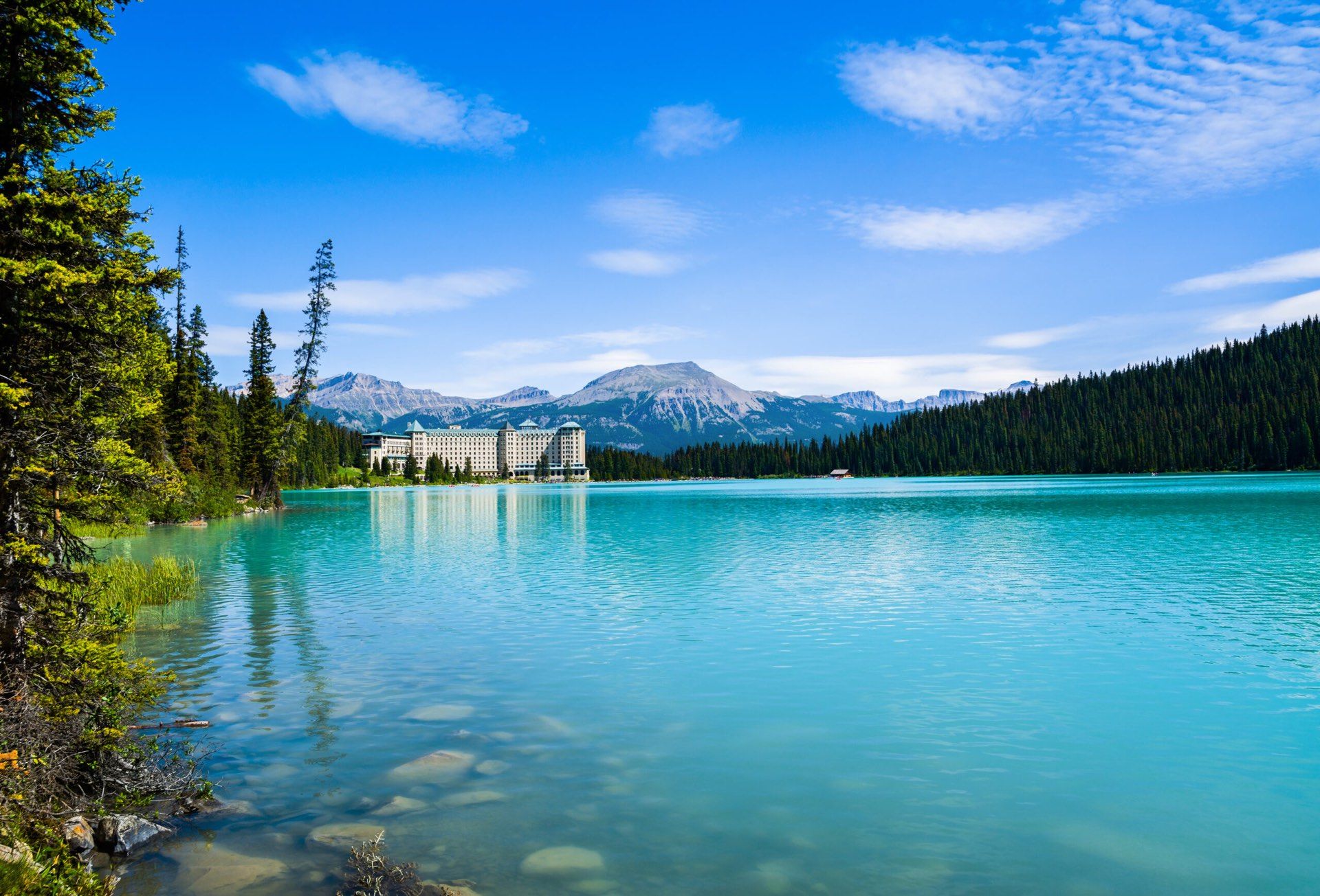 The Fairmont Chateau above turquoise Lake Louise, Banff National Park — Banff Journey private tours